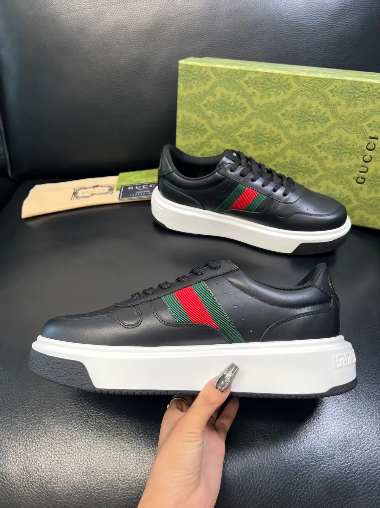 Factory price: 460💰. Gucci's new men's shoes GUCCI [Lightning] latest shoes are shipped. Original quality, fashionable, special materials, sheepskin lining, new packaging. The foot feels super comfortable and the workmanship is impeccable. Size: 38-44, customized 45
